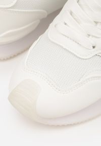 Born2be - Białe Casualowe Sneakersy z Ozdobnymi Przeszyciami Chlylee. Okazja: na co dzień. Kolor: biały. Materiał: jeans. Sport: fitness, turystyka piesza #8