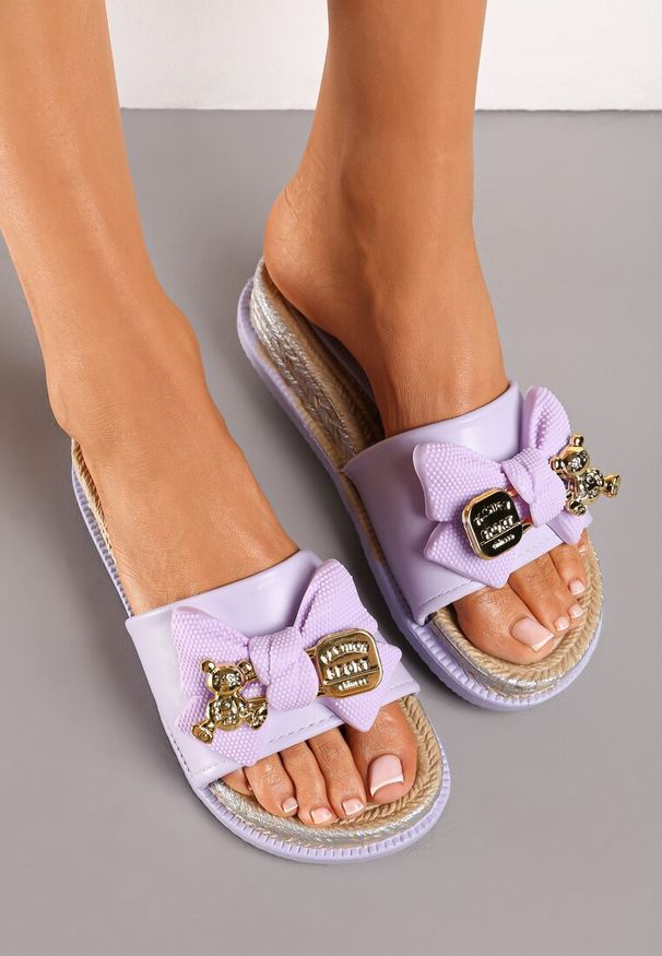Born2be - Fioletowe Klapki na Grubej Podeszwie z Kokardką i Metalowymi Ozdobami Naolle. Kolor: fioletowy. Wzór: aplikacja. Sezon: lato. Styl: elegancki