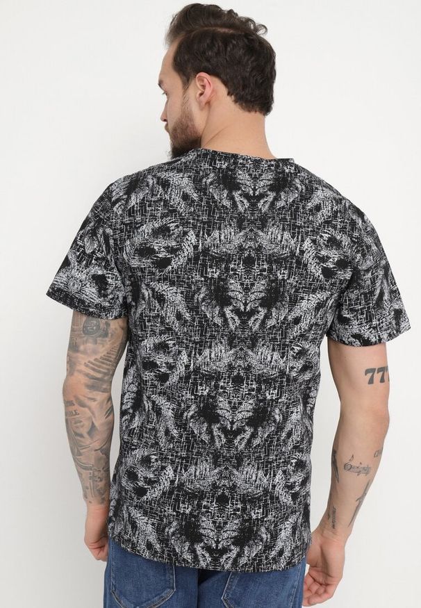 Born2be - Czarna Koszulka z Bawełny w Abstrakcyjny Print Laeliana. Okazja: na co dzień. Kolor: czarny. Materiał: bawełna. Wzór: nadruk. Styl: casual