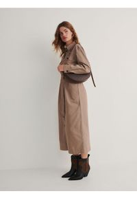 Reserved - Koszulowa sukienka midi - beżowy. Kolor: beżowy. Materiał: bawełna, tkanina. Wzór: gładki. Typ sukienki: koszulowe. Długość: midi #1