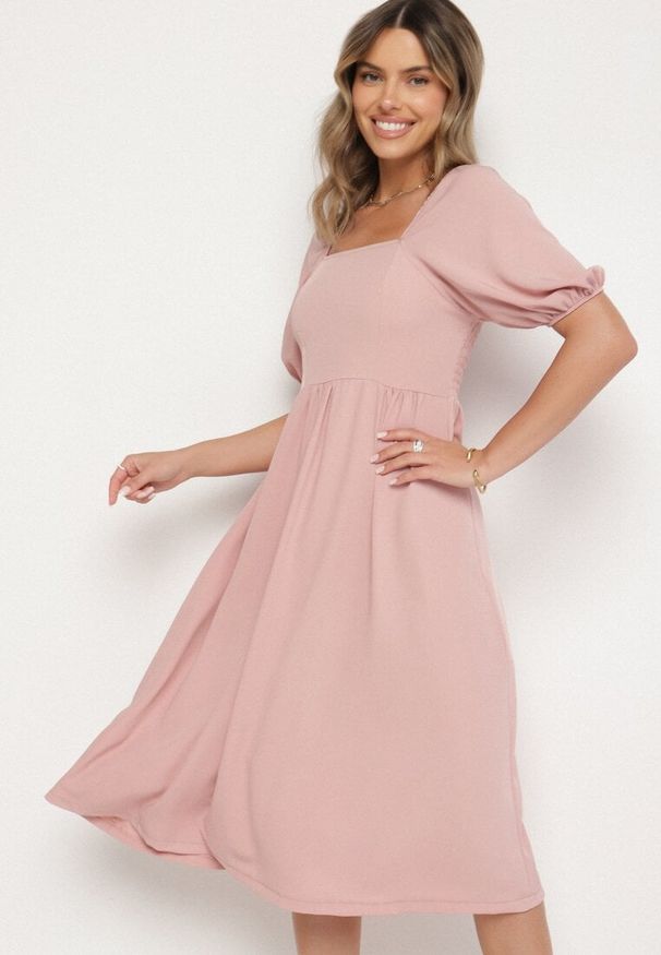 Born2be - Różowa Rozkloszowana Sukienka z Bufiastymi Rękawami Kolireva. Okazja: na co dzień. Typ kołnierza: dekolt kwadratowy. Kolor: różowy. Styl: elegancki, casual
