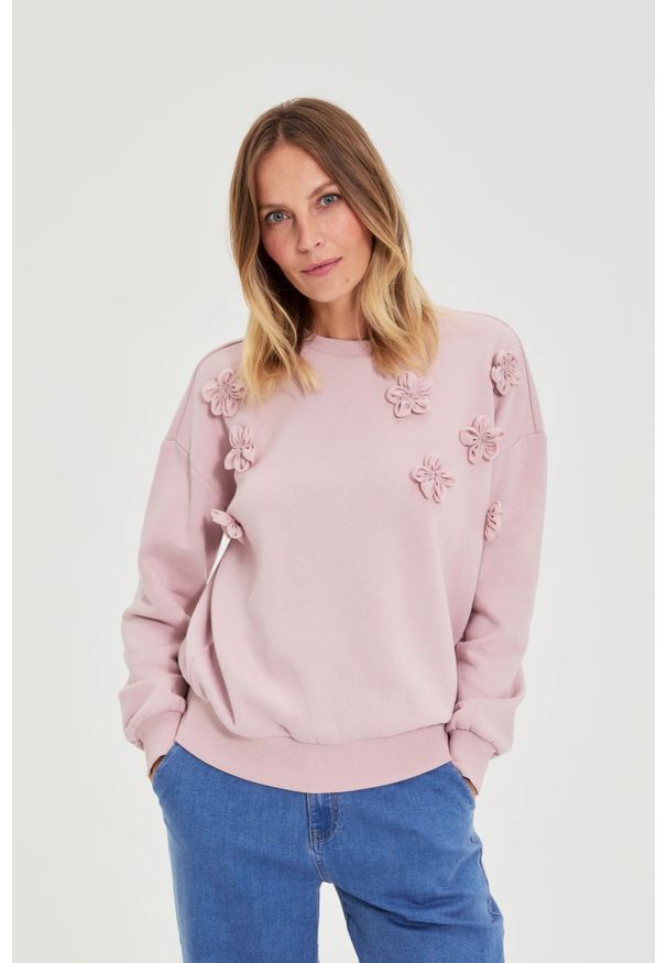 MOODO - Bluza z kwiatkami różowa. Kolor: różowy. Materiał: poliester, bawełna. Wzór: kwiaty