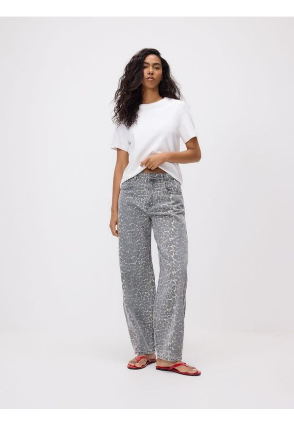 Reserved - Jeansy barrel leg w panterkę - wielobarwny. Wzór: motyw zwierzęcy