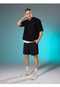 Sinsay - Koszula relaxed z krótkim rękawem z domieszką lnu - czarny. Kolor: czarny. Materiał: len. Długość rękawa: krótki rękaw. Długość: krótkie