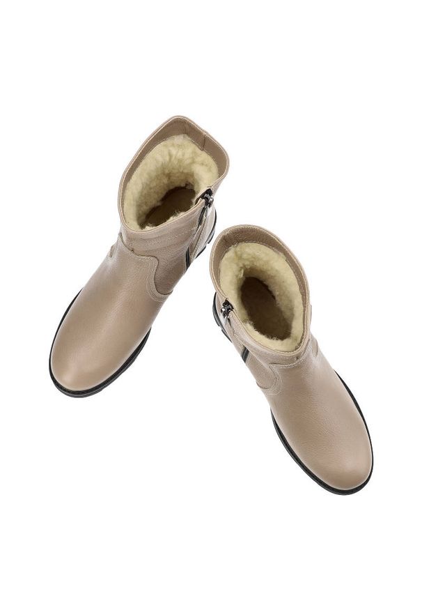 Beżowe Botki Karino Damskie Wygodne Obuwie. Kolor: beżowy. Materiał: skóra, syntetyk, futro. Sezon: zima. Obcas: na obcasie. Styl: elegancki. Wysokość obcasa: niski