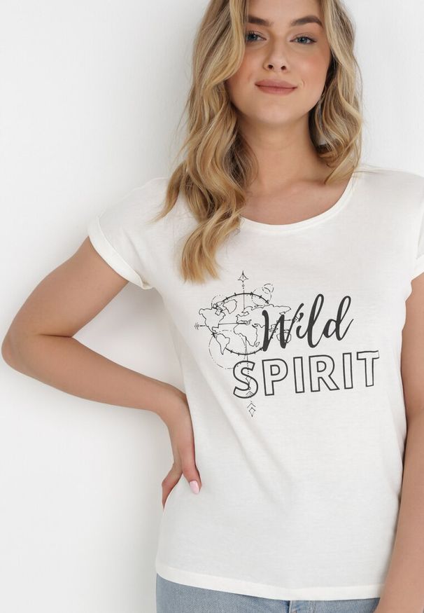 Born2be - Jasnobeżowy T-shirt Thessione. Kolor: beżowy. Materiał: jeans, materiał, bawełna. Długość: krótkie. Wzór: nadruk. Styl: klasyczny