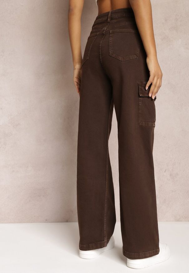 Renee - Ciemnobrązowe Jeansy Cargo High Waist z Kieszeniami Anora. Stan: podwyższony. Kolor: brązowy. Wzór: aplikacja
