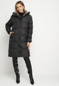 Born2be - Czarna Długa Kurtka Pikowana z Kapturem Genama. Okazja: na spacer, na co dzień. Typ kołnierza: kaptur. Kolor: czarny. Materiał: dzianina, jeans, poliester. Długość: długie. Styl: casual, klasyczny #1