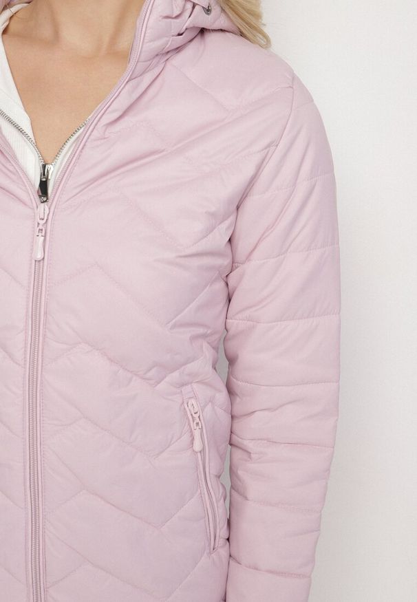 Born2be - Jasnoróżowa Kurtka z Odpinanym Kapturem Pikowana Ariobia. Kolor: różowy