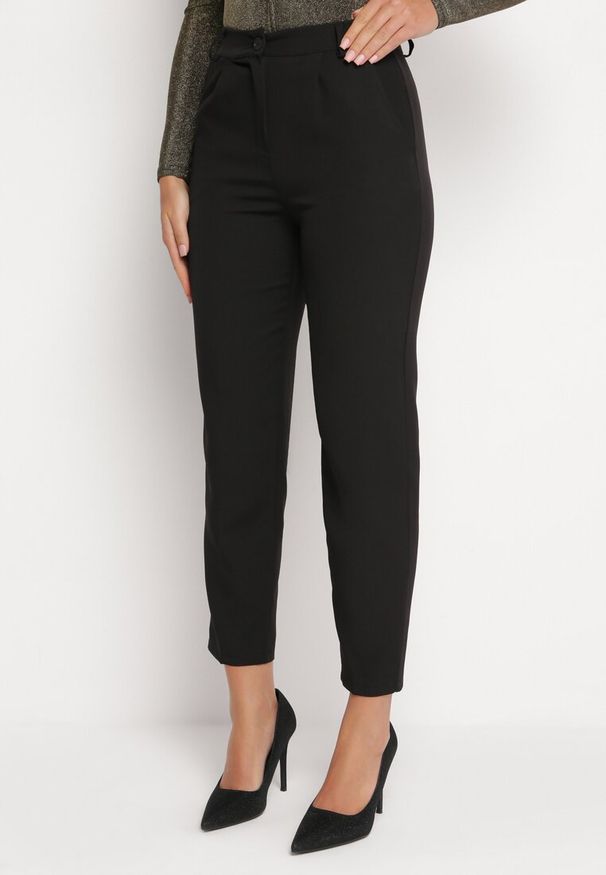 Born2be - Czarne Spodnie Garniturowe z Regularnym Stanem Ilysath. Kolor: czarny. Materiał: tkanina. Wzór: gładki