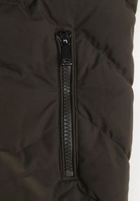 Renee - Ciemnozielona Kamizelka Pikowana Zapinana na Suwak Ozdobiona Kapturem i Sznurkami Finaria. Okazja: na co dzień. Kolor: zielony. Materiał: jeans. Wzór: aplikacja. Styl: casual, elegancki #2