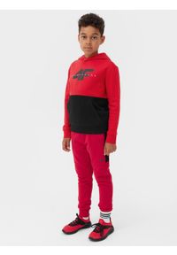 4f - Spodnie dresowe joggery chłopięce - czerwone. Okazja: na co dzień. Kolor: czerwony. Materiał: dresówka. Styl: casual #1