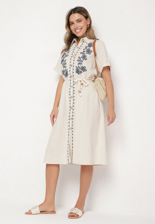 Born2be - Beżowa Bawełniana Sukienka o Koszulowym Kroju Zdobiona Haftem Savidelle. Okazja: na spacer, na co dzień. Kolor: beżowy. Materiał: bawełna. Długość rękawa: krótki rękaw. Wzór: haft, aplikacja. Typ sukienki: koszulowe. Styl: casual, elegancki. Długość: midi