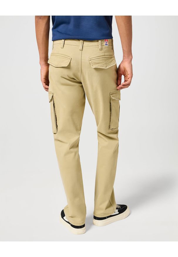 Wrangler - WRANGLER MĘSKIE SPODNIE MATERIAŁOWE WRANGLER CASEY JONES CARGO REGULAR SADDLE 112356844. Materiał: materiał
