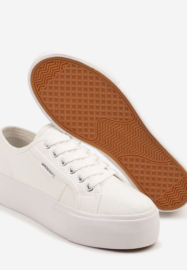 Born2be - Białe Klasyczne Trampki na Grubej Podeszwie Maireli. Okazja: na co dzień. Kolor: biały. Materiał: jeans. Styl: klasyczny