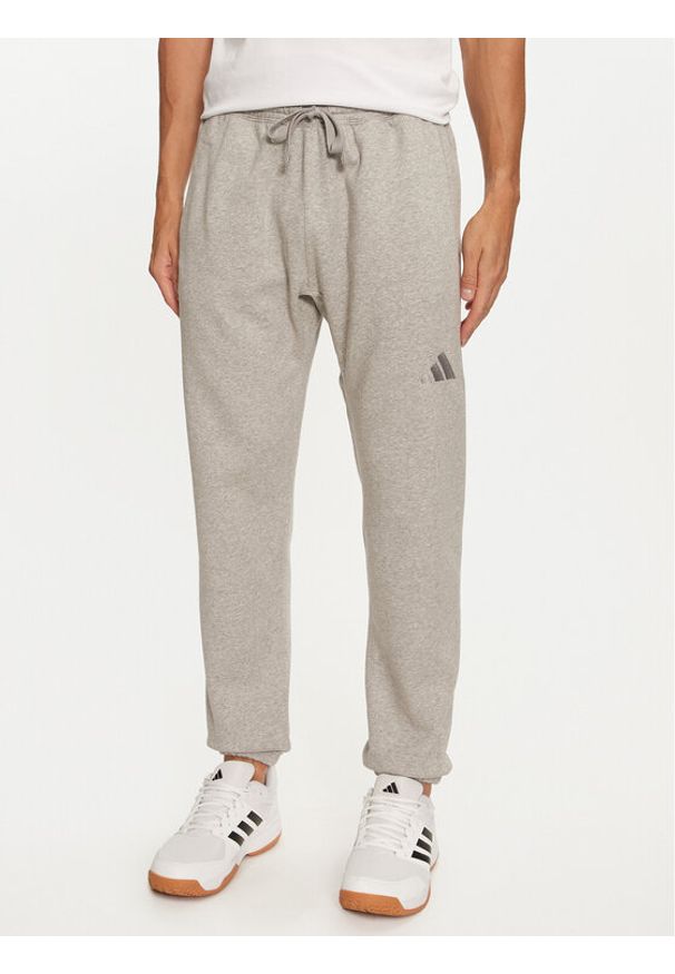 Adidas - adidas Spodnie dresowe ALL SZN Fleece IY4148 Szary Regular Fit. Kolor: szary. Materiał: syntetyk, bawełna