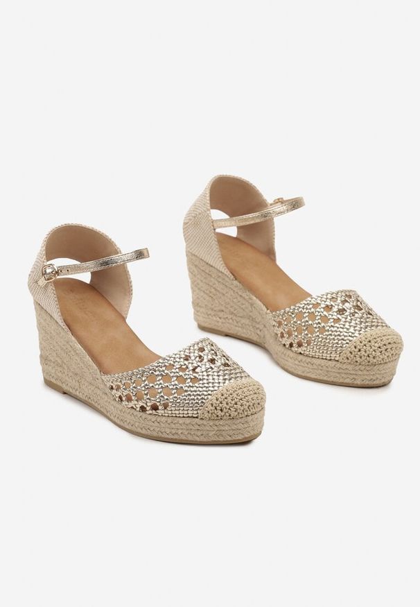 Born2be - Złote Sandały na Koturnie Zapinane na Sprzączkę Ozdobione Ażurową Plecionką Waliare. Okazja: na co dzień, na spacer. Nosek buta: okrągły. Zapięcie: sprzączka. Kolor: złoty. Wzór: aplikacja, ażurowy. Materiał: materiał. Sezon: lato. Obcas: na koturnie. Styl: boho, klasyczny, casual, elegancki. Wysokość obcasa: średni