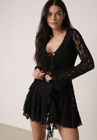 Born2be - Czarna Koronkowa Sukienka z Falbankami i Wiązaniem przy Dekolcie Delanatea. Okazja: na co dzień. Typ kołnierza: kołnierz z falbankami. Kolor: czarny. Materiał: koronka. Sezon: wiosna, lato. Styl: casual, elegancki #2