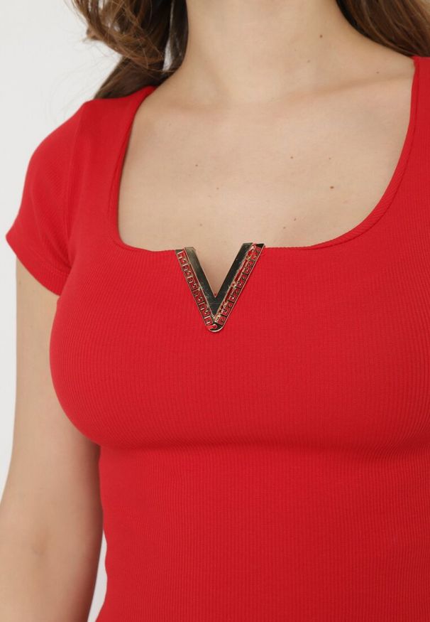 Born2be - Czerwona Bawełniana Sukienka Mini z Ozdobnym Dekoltem Grandria. Kolor: czerwony. Materiał: bawełna. Długość rękawa: krótki rękaw. Wzór: prążki. Długość: mini