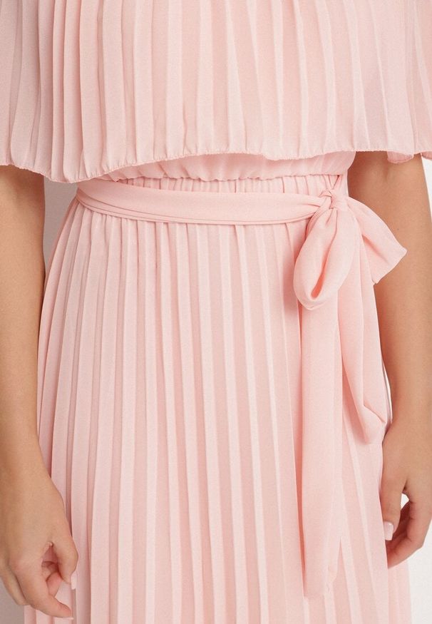 Born2be - Jasnoróżowa Sukienka Plisowana z Szeroką Falbaną Przy Dekolcie Dinara. Kolor: różowy. Styl: wizytowy. Długość: maxi