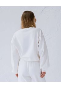 DOLLINA - Biała bluza z haftowanym logo. Kolor: biały. Materiał: bawełna. Wzór: haft #7