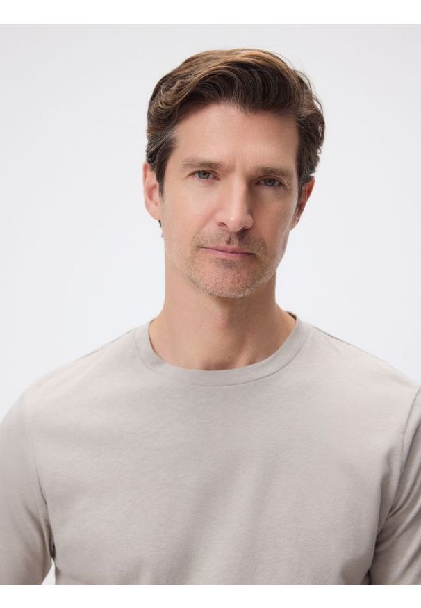 Reserved - T-shirt regular fit z lnem - beżowy. Kolor: beżowy. Materiał: len