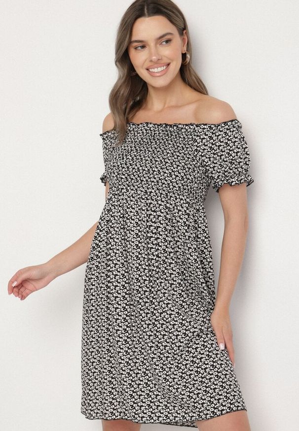 Born2be - Czarna Wiskozowa Sukienka Typu Hiszpanka w Kwiaty Lunirella. Okazja: na co dzień. Typ kołnierza: dekolt hiszpanka. Kolor: czarny. Materiał: wiskoza. Długość rękawa: krótki rękaw. Wzór: kwiaty. Sezon: lato. Styl: casual, elegancki