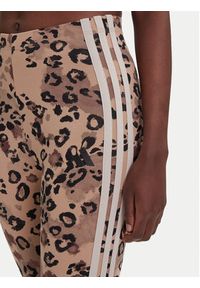 Adidas - adidas Legginsy Animal Print 3-Stripes JM1865 Beżowy Slim Fit. Kolor: beżowy. Materiał: bawełna. Wzór: nadruk