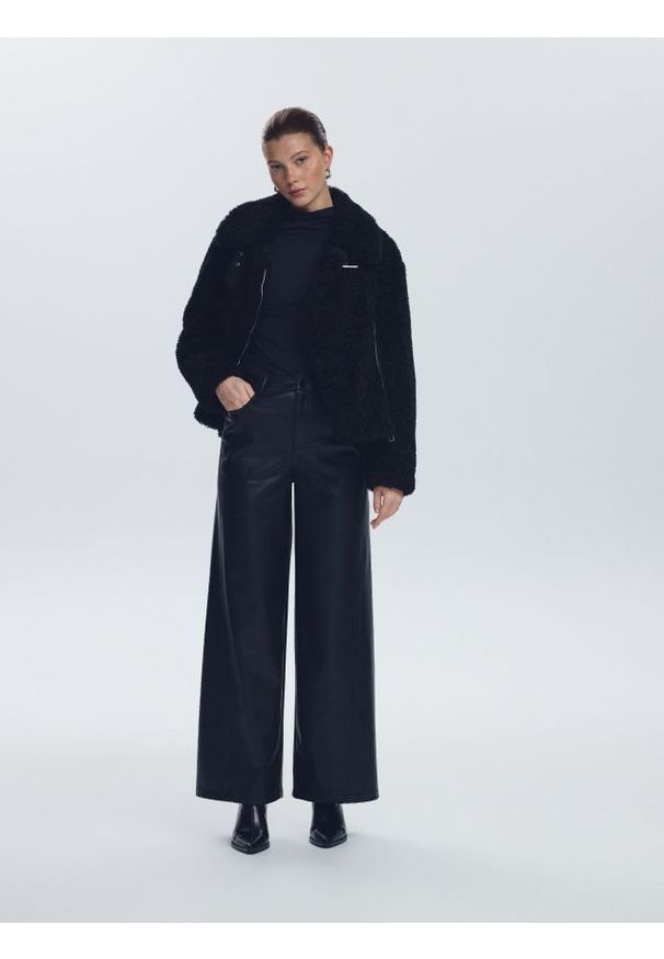 Reserved - Spodnie z imitacji skóry - czarny. Kolor: czarny. Materiał: skóra