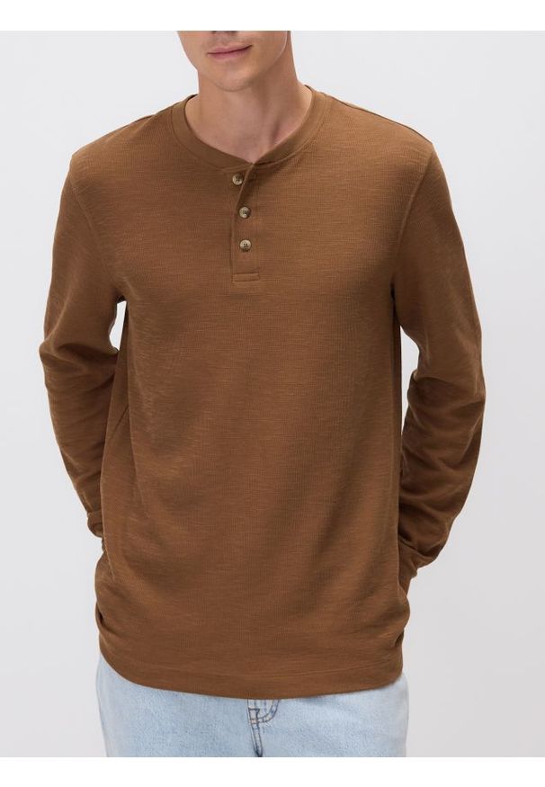 Reserved - Longsleeve regular - karminowy. Kolor: czerwony. Materiał: bawełna, dzianina. Długość rękawa: długi rękaw