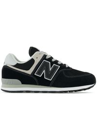 Buty New Balance GC574EVB – czarne. Okazja: na co dzień. Kolor: czarny. Materiał: guma, syntetyk, zamsz, materiał, skóra. Szerokość cholewki: normalna. Model: New Balance 574. Sport: turystyka piesza