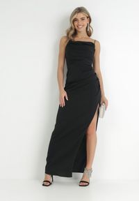 Born2be - Czarna Satynowa Sukienka Maxi z Rozcięciem na Dole Hacheyar. Kolor: czarny. Materiał: satyna. Długość rękawa: na ramiączkach. Styl: elegancki. Długość: maxi
