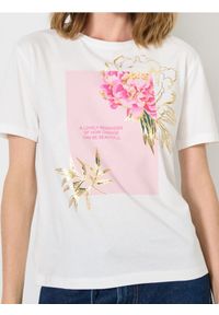 Sinsay - Bawełniana koszulka z nadrukiem - kremowy. Kolor: kremowy. Materiał: bawełna. Wzór: nadruk #1