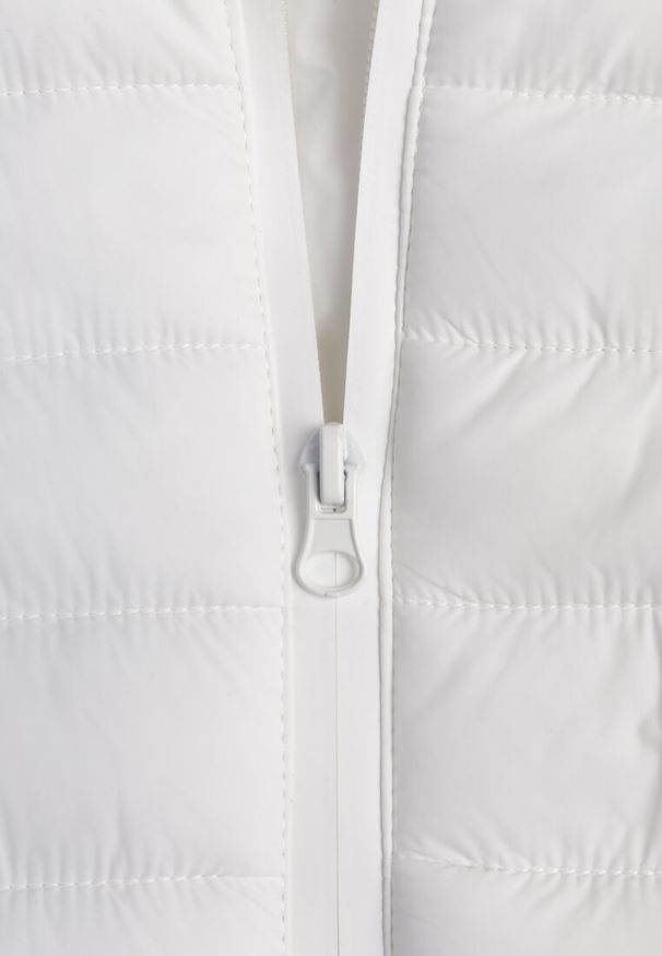 Renee - Biała Przejściowa Kurtka z Pikowaniem Elastycznymi Wstawkami i Kapturem Fezilina. Okazja: na co dzień. Kolor: biały. Materiał: jeans, nylon. Styl: casual, sportowy