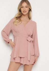 Born2be - Ciemnoróżowa Kopertowa Sukienka Kombinezon Mini z Falbanką Bomina. Typ kołnierza: kołnierz z falbankami. Kolor: różowy. Materiał: materiał. Typ sukienki: kopertowe. Długość: mini #1