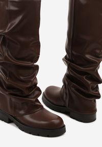 Renee - Brązowe Marszczone Kozaki z Cholewką Imitującą Nogawkę Nalomassa. Kolor: brązowy. Materiał: jeans. Szerokość cholewki: normalna