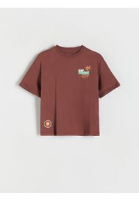 Reserved - T-shirt oversize z nadrukiem - brązowy. Kolor: brązowy. Materiał: bawełna, dzianina. Wzór: nadruk #1