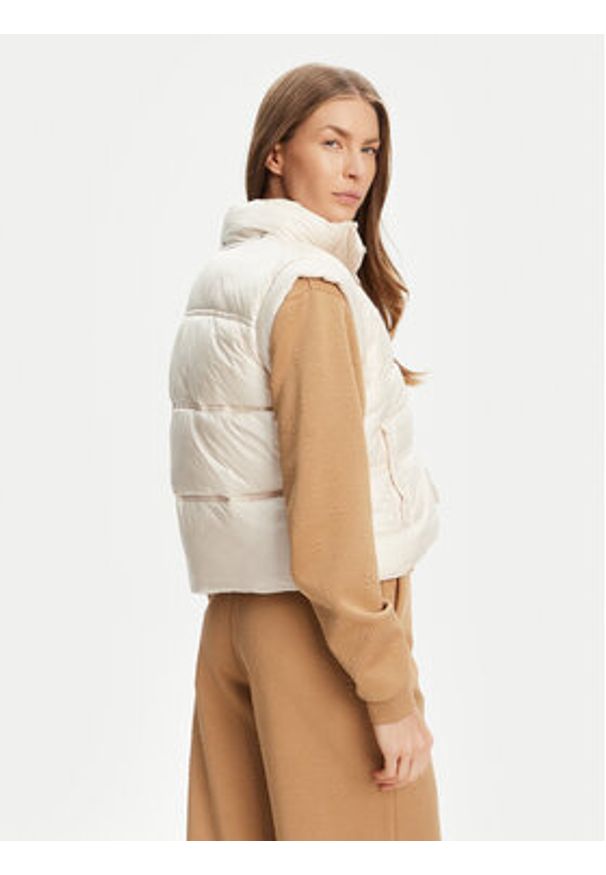 Guess Bezrękawnik W5YL11 WHDO2 Écru Regular Fit. Materiał: syntetyk. Długość rękawa: bez rękawów