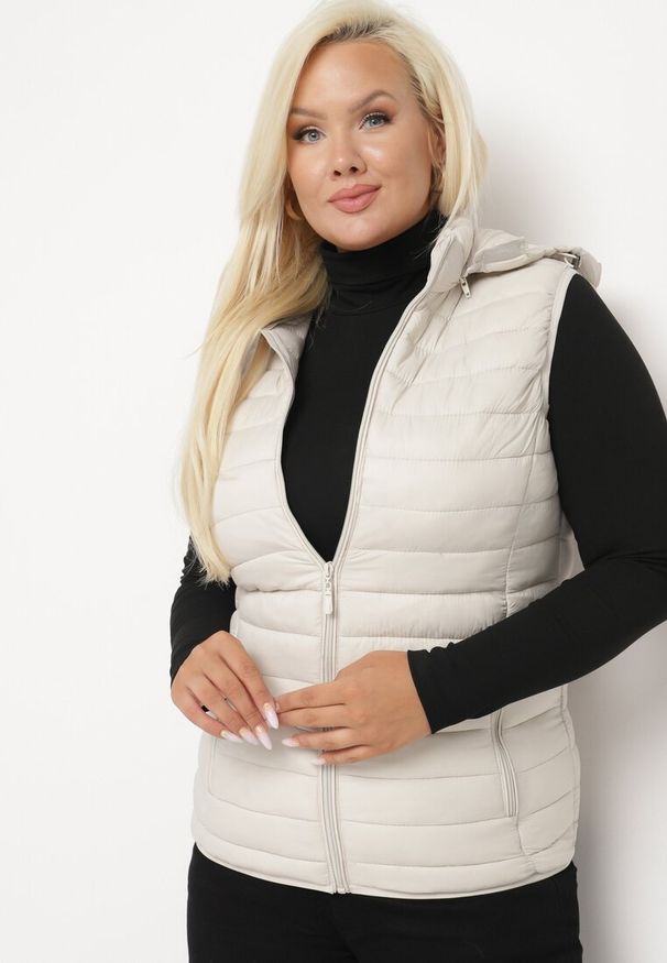 Born2be - Jasnobeżowa Pikowana Kamizelka z Odpinanym Kapturem i Kieszeniami na Suwak Nairisse. Okazja: na co dzień. Kolor: beżowy. Materiał: jeans. Styl: casual, elegancki