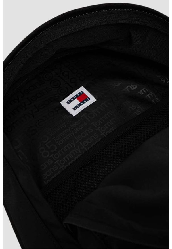 Tommy Jeans - TOMMY JEANS Pojemny czarny plecak. Kolor: czarny. Materiał: poliester