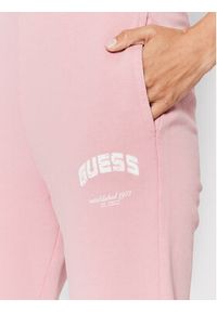 Guess Spodnie dresowe V2YB05 FL04D Różowy Regular Fit. Kolor: różowy. Materiał: bawełna