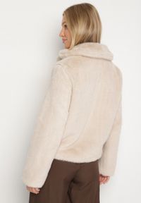 Born2be - Beżowa Krótka Kurtka Futerko z Kołnierzem w Eleganckim Stylu Giriselle. Okazja: na co dzień. Kolor: beżowy. Materiał: futro. Długość: krótkie. Sezon: zima. Styl: elegancki #4