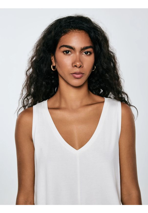 Big-Star - Koszulka damska na ramiączkach z wiskozy biała Pistima 100. Okazja: na co dzień. Typ kołnierza: dekolt w serek. Kolor: biały. Materiał: wiskoza. Długość rękawa: na ramiączkach. Wzór: aplikacja. Sezon: lato. Styl: casual, klasyczny, elegancki