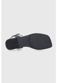 Guess sandały skórzane SEFORA damskie kolor czarny. Zapięcie: klamry. Kolor: czarny. Materiał: skóra. Wzór: gładki. Obcas: na obcasie. Wysokość obcasa: niski #2