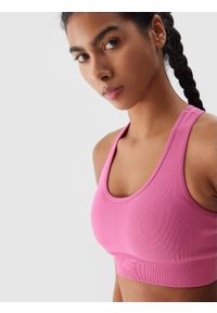 4f - Biustonosz treningowy bezszwowy z niskim wsparciem damski - różowy. Kolor: różowy. Materiał: guma, skóra, jersey, materiał, syntetyk, elastan, dzianina. Rodzaj stanika: wyciągane miseczki. Wzór: gładki, jednolity, ze splotem. Sport: joga i pilates, fitness #1