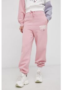 Tommy Jeans Spodnie damskie kolor różowy z aplikacją. Stan: podwyższony. Kolor: różowy. Materiał: bawełna. Wzór: aplikacja