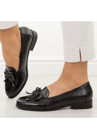 Czarne półbuty damskie M.Daszyński 25113-2. Okazja: na co dzień. Kolor: czarny. Szerokość cholewki: normalna. Wzór: aplikacja. Materiał: skóra. Sezon: wiosna, jesień. Obcas: na obcasie. Styl: casual, elegancki, klasyczny, wizytowy. Wysokość obcasa: niski #1