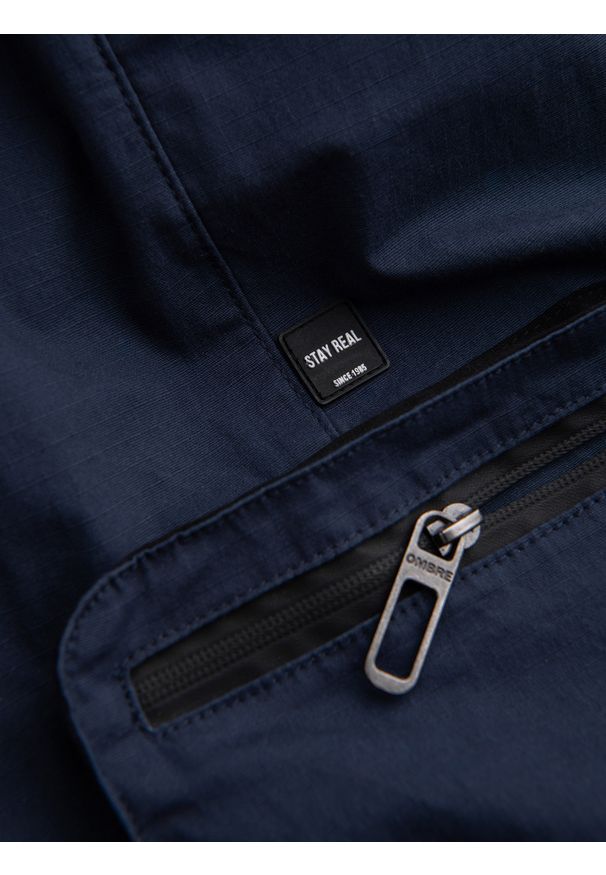 Ombre Clothing - Męskie spodnie JOGGERY z zapinanymi kieszeniami cargo - granatowe V5 OM-PAJO-0135 - XXL. Kolor: niebieski. Materiał: guma, tkanina, elastan, bawełna. Wzór: nadruk