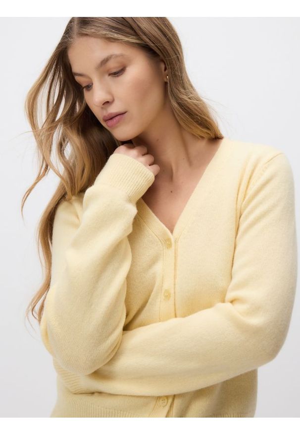 Reserved - Wełniany kardigan - jasnożółty. Kolor: żółty. Materiał: wełna