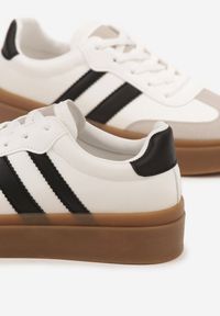 Born2be - Biało-Czarne Sneakersy w Stylu Tenisówek z Paskami Nilomira. Okazja: na co dzień. Zapięcie: pasek. Kolor: biały. Materiał: jeans